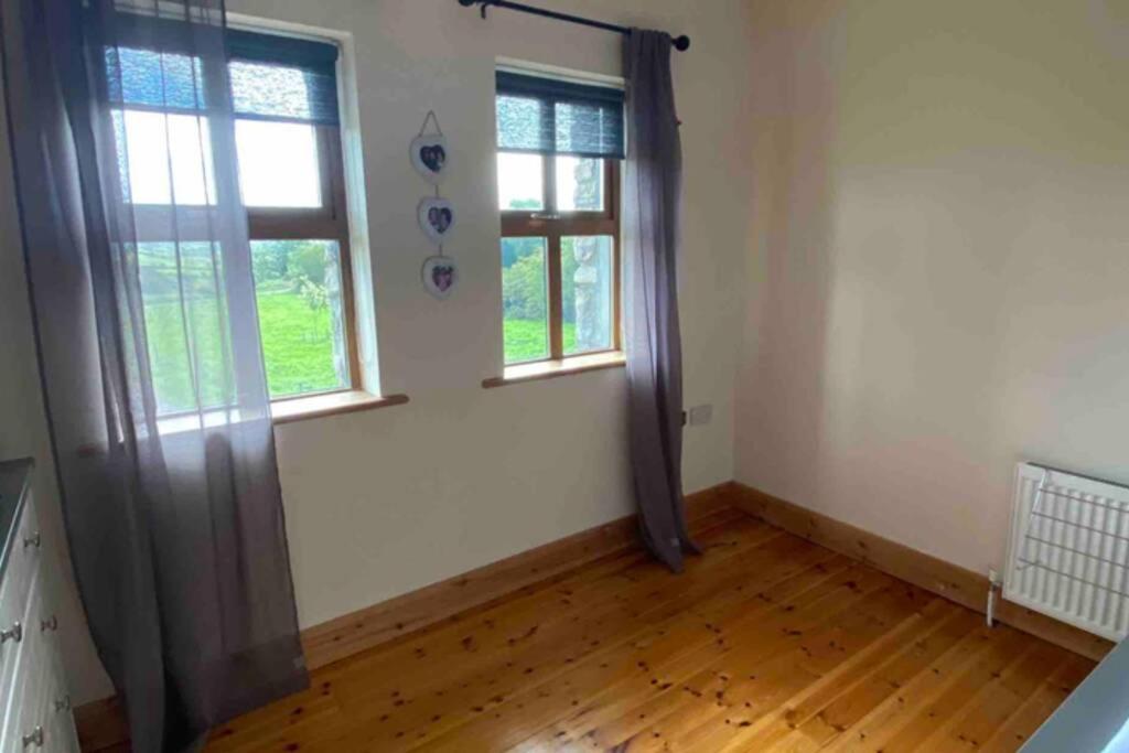 Annies Meadow. Villa Knock  Exteriör bild